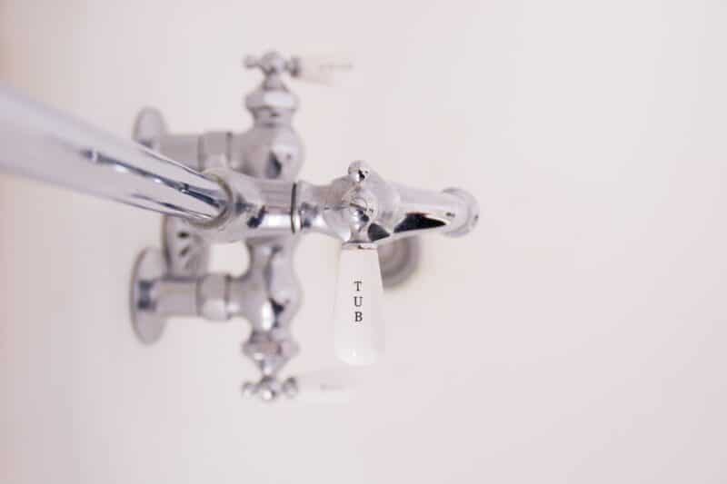 picture of bathtub faucet